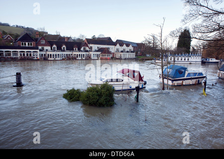 Inondati in riva al fiume, barche ormeggiate stranded in acqua di inondazione dal Tamigi. Foto Stock