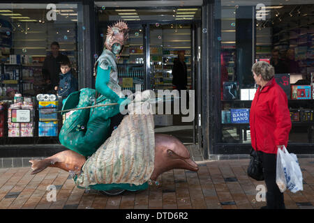 Blackpool, Lancashire, Regno Unito 15 Febbraio, 2014. I tritoni con i delfini - Mare dèi, coloratissime Mermen pattugliare le onde a cavallo di loro squirting dolphin carri a Blackpool il festival del circo, magic & nuova varietà artisti di strada. Foto Stock