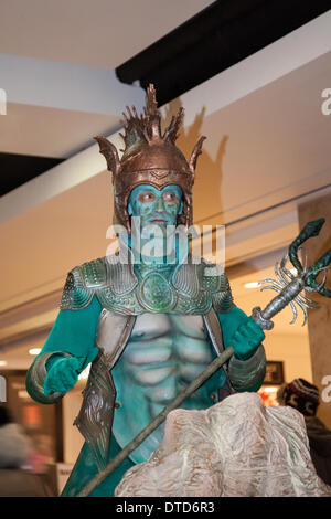 Blackpool, Lancashire, Regno Unito 15 Febbraio, 2014. I tritoni con i delfini - Mare dèi, coloratissime Mermen pattugliare le onde a cavallo di loro squirting dolphin carri a Blackpool il festival del circo, magic & nuova varietà artisti di strada. Foto Stock