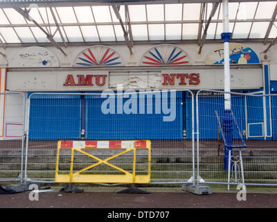 Portsmouth, Hampshire, Inghilterra il 15 febbraio 2014. South Parade Pier è stato danneggiato dai venti forti e grandi onde lasciare tutte le aree di accesso al molo chiuso. La passeggiata principale del molo è stata chiusa al pubblico per più di un anno a causa della sicurezza strutturale di credito problemi: simon evans/Alamy Live News Foto Stock