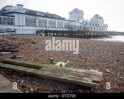 Portsmouth, Hampshire, Inghilterra xv Febbraio 2014 Legno dal danneggiato South Parade Pier si trova lungo la spiaggia dopo venti alti e forti maree martoriata il molo per tutta la notte e causare ulteriori danni strutturali. Il molo è stata chiusa al pubblico a causa di sicurezza strutturale problemi per oltre un anno il credito: simon evans/Alamy Live News Foto Stock