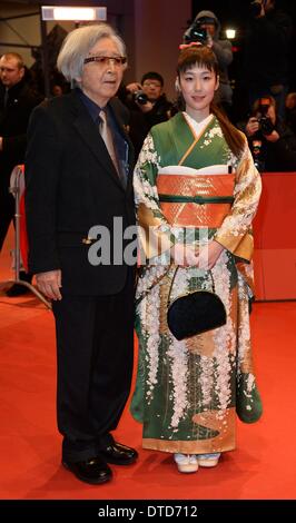 Berlino, Germania. 15 feb 2014. Direttore giapponese Yoji Yamada e attrice Haru Kuroki arriva per la chiusura e la cerimonia di premiazione della 64a Berlino annuale Festival del Cinema di Berlino, Germania, 15 febbraio 2014. La Berlinale festival corre fino al 16 febbraio 2014. Foto: BRITTA PEDERSEN/dpa/Alamy Live News Foto Stock