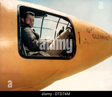 US Air Force test Capitano pilota Chuck Yeager seduto in cabina di pilotaggio di Glamorous Glennis il Bell X-1 velivolo che ha rotto la barriera del suono Settembre 26, 1947 a Palmdale, in California. Foto Stock
