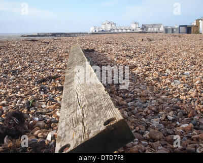 Portsmouth, Hampshire, Inghilterra xv febbraio 2014Legno dal danneggiato South Parade Pier si trova lungo la spiaggia dopo venti alti e forti maree martoriata il molo per tutta la notte e causare ulteriori danni strutturali. Il molo è stata chiusa al pubblico a causa di sicurezza strutturale problemi per oltre un anno il credito: simon evans/Alamy Live News Foto Stock