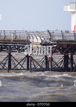 Portsmouth, Hampshire, Inghilterra il 15 febbraio 2014. South Parade Pier è stato danneggiato dai venti forti e grandi onde, lasciando i pezzi della struttura georgiana appeso al lato del molo. Il molo è stata chiusa al pubblico per più di un anno a causa della sicurezza strutturale di credito problemi: simon evans/Alamy Live News Foto Stock