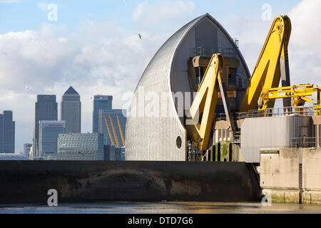 Londra, UK . 15 feb 2014. La Thames Barrier è stata nuovamente sollevata oggi per proteggere contro la predetta picchi di marea. La chiusura essendo uno dei 30 tali chiusure dal 6 dicembre 2013, che rappresenta un quinto del totale delle chiusure sin dalla sua apertura nel 1982. Le azioni sono intraprese nel tentativo di alleviare la pressione da alcune delle aree più colpite dalle recenti inondazioni tra Kingston-upon-Thames nella zona ovest di Londra e Oxford. Credito: Brendan Bell/Alamy Live News Foto Stock