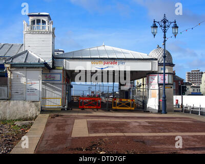 Portsmouth, Hampshire, Inghilterra il 15 febbraio 2014. South Parade Pier è stato danneggiato dai venti forti e grandi onde lasciare tutte le aree di accesso al molo chiuso. La passeggiata principale del molo è stata chiusa al pubblico per più di un anno a causa della sicurezza strutturale di credito problemi: simon evans/Alamy Live News Foto Stock