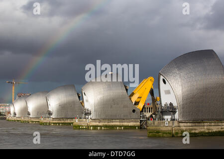 Londra, UK . 15 feb 2014. La Thames Barrier è stata nuovamente sollevata oggi per proteggere contro la predetta picchi di marea. La chiusura essendo uno dei 30 tali chiusure dal 6 dicembre 2013, che rappresenta un quinto del totale delle chiusure sin dalla sua apertura nel 1982. Le azioni sono intraprese nel tentativo di alleviare la pressione da alcune delle aree più colpite dalle recenti inondazioni tra Kingston-upon-Thames nella zona ovest di Londra e Oxford. Credito: Brendan Bell/Alamy Live News Foto Stock