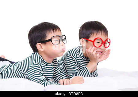 Funny twin giacente sul letto Foto Stock