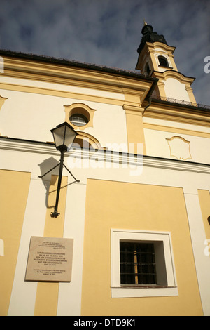 Lapide che ricorda la bookburning nazista del 1938, MIchaelskirche, Residenzplatz, Salisburgo, Austria. Foto Stock