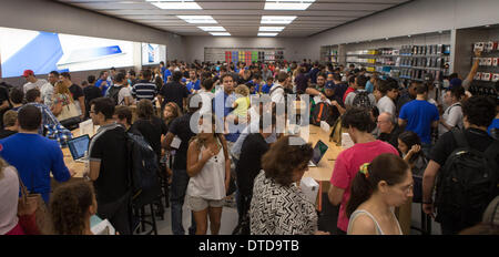 Rio De Janeiro, Brasile. 15 feb 2014. I clienti hanno visto in un albergo di nuova apertura apple store in un centro commerciale del villaggio di Barra da Tijuca distretto a Rio de Janeiro, Brasile, Feb 15, 2014. Apple ha inaugurato il suo primo physical apple store in Brasile qui il sabato. Credito: Xu Zijian/Xinhua/Alamy Live News Foto Stock