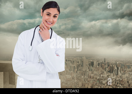 Immagine composita di sorridere medico donna in pensatori pongono Foto Stock