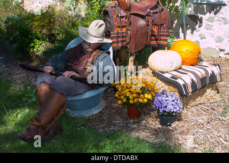 Un cowboy dormire in una vecchia vasca Foto Stock
