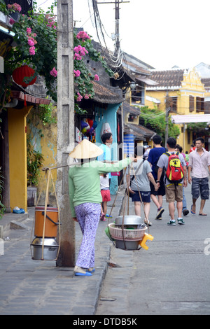 Vietnamese Street Hawker ad Hoi An con Non La Hat Foto Stock