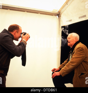 Il fotografo Martin Godwin fotografare Tony Benn presso il Festival di fieno UK Hay-on-Wye, Wales UK KATHY DEWITT Foto Stock