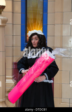 Stick giganti di roccia Blackpool Lancashire, Regno Unito "Lady Ethel', Jemma Drake un isterico storie comico a Blackpool il festival del circo, magia e nuove varietà. Foto Stock