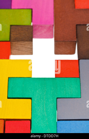 Forma di croce foro in legno puzzle multicolore Foto Stock
