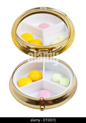 Pillola compatta scatola con specchio e diverse compresse di isolati su sfondo bianco Foto Stock