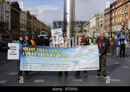 Dublino, Irlanda. Il 15 febbraio 2014. I manifestanti di tenere un banner che recita "tope irlandese della conclusione in guerra". Gli attivisti hanno protestato presso la guglia a Dublino è O'Connell Street contro l'incarcerazione di pace-attivista Margaretta D'Arcy. Il 79 anni sofferente di cancro è stato imprigionato per 3 mesi per la trasgressione sull'aeroporto di Shannon durante una manifestazione di protesta nel 2012 contro l'uso dell'aeroporto come scalo per noi i voli militari. Foto Stock