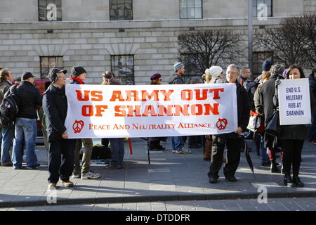 Dublino, Irlanda. Il 15 febbraio 2014. Gli attivisti dalla pace e neutralità Alliance tenere un banner che recita "US Army fuori di Shannon'. Gli attivisti hanno protestato presso la guglia a Dublino è O'Connell Street contro l'incarcerazione di pace-attivista Margaretta D'Arcy. Il 79 anni sofferente di cancro è stato imprigionato per 3 mesi per la trasgressione sull'aeroporto di Shannon durante una manifestazione di protesta nel 2012 contro l'uso dell'aeroporto come scalo per noi i voli militari. Foto Stock