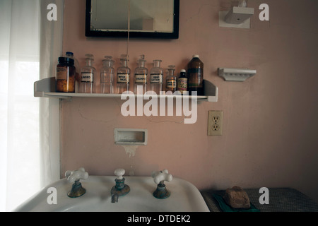 Immutata sin dalla sua morte, il bagno nella Edna Saint Vincent Millay home in Austerlitz, New York. Foto Stock