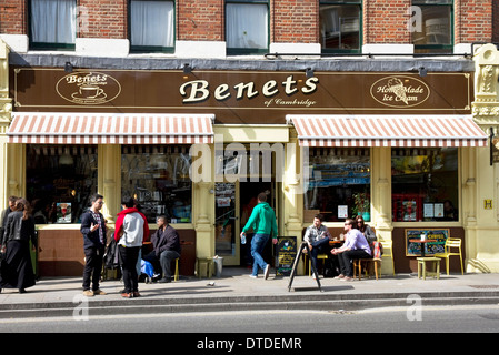 Benets di Cambridge cafe/ristorante/ gelateria, Bethnal Green Road (parte superiore del Brick Lane), Shoreditch, Londra, Regno Unito. Foto Stock