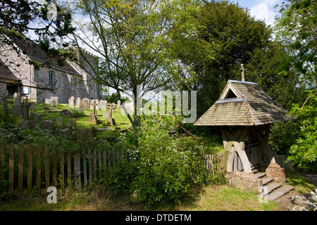 La Chiesa di San Nicola (una delle più antiche chiese di epoca normanna nel Sussex) e gate lych, villaggio di Bramber, West Sussex, in Inghilterra, Regno Unito. Foto Stock