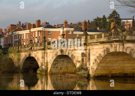 Inglese ponte sul fiume Severn, Shrewsbury, Shropshire, Inghilterra, Regno Unito Foto Stock