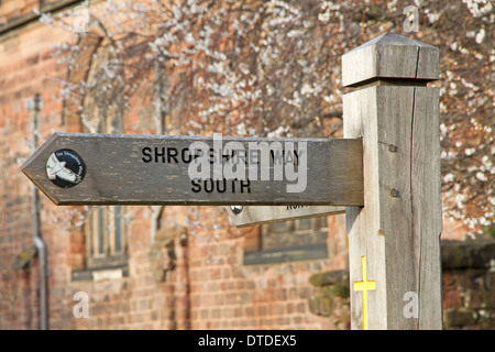 Shropshire modo (nord e sud) a lunga distanza sentiero segno a Shrewsbury Abbey, Shrewsbury, Shropshire, Inghilterra, Regno Unito Foto Stock