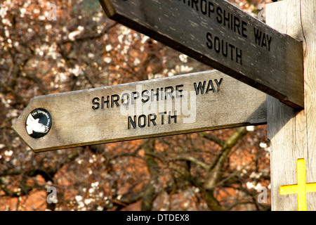 Shropshire modo (nord e sud) a lunga distanza sentiero segno a Shrewsbury Abbey, Shrewsbury, Shropshire, Inghilterra, Regno Unito Foto Stock