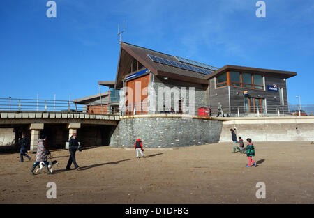 Exmouth beach, post danni provocati dalla tempesta, Exmouth scialuppa di salvataggio stazione, Devon, Inghilterra, Regno Unito 15 Febbraio, 2014 foto di Geoff Moore/DMS Foto Stock