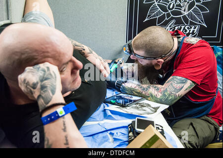 Brighton, East Sussex, Regno Unito. Il 15 febbraio 2014. Il settimo annuale di Brighton Tattoo Convention presso l'Hilton Metropole, Brighton che si terrà nel weekend del XV e XVI Febbraio è una mecca per i tatuaggi, piercing, corpo modifica, seminari, workshop, seminari, forniture e tutte le cose tattoo correlati, incluso il Bristol Tattoo Museum. Credito: Julia Claxton/Alamy Live News Foto Stock