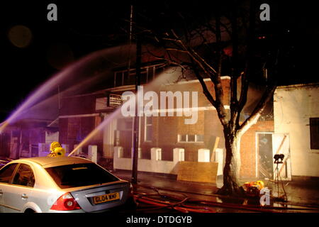 Londra, Regno Unito. Il 16 febbraio 2014. 100 Vigili del Fuoco affrontare un incendio del magazzino in Canning Town. Un uomo è stato recuperato e portato in ospedale come gli equipaggi provenienti da tutta Londra sono stati inviati per la scena. Il fuoco si è pensato di avere iniziato a circa 11:00 sabato e è stato messo sotto controllo da circa 2:00m la domenica mattina. Credito: Hot Shots/Alamy Live News Foto Stock