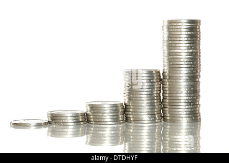 Pila di uno cinese yuan monete su sfondo bianco Foto Stock