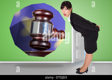 Immagine composita di sorpreso imprenditrice la piegatura Foto Stock