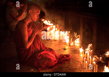 Un monaco pregare nella Pagoda Kyaiktiyo " Golden Rock' in Kyaiktiyo Stato Mon, Myanmar, Sabato 11 Maggio, 2013. Foto Stock