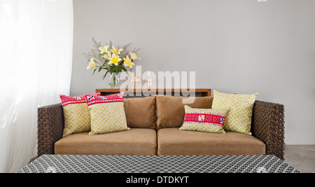 Beige divano marrone nel lussuoso interno impostazione Foto Stock