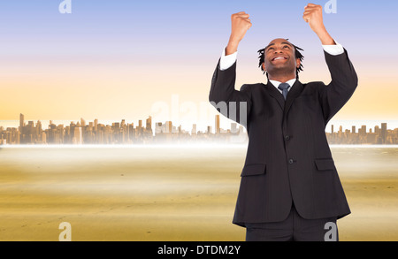 Immagine composita di happy businessman con bracci sollevati Foto Stock