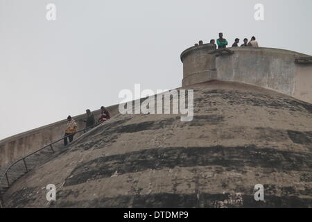 Golghar, Patna, Bihar, in India, 16 febbraio 2014. Unseasonal intermittente pioggia invernale sin dal venerdì, seconda per i mesi invernali porta la nebbia e lo spirito della città di ritorno come le persone godono di oltre British Granaio Golghar domenica vacanza. Credito: Rupa Ghosh/Alamy Live News. Foto Stock