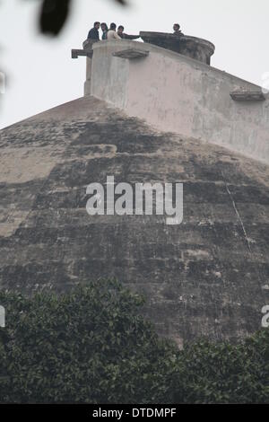 Golghar, Patna, Bihar, in India, 16 febbraio 2014. Unseasonal intermittente pioggia invernale sin dal venerdì, seconda per i mesi invernali porta la nebbia e lo spirito della città di ritorno come le persone godono di oltre British Granaio Golghar domenica vacanza. Credito: Rupa Ghosh/Alamy Live News. Foto Stock