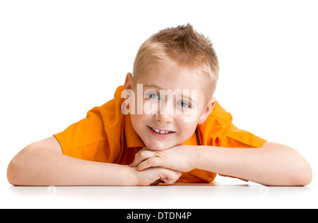 Sorridente ragazzo disteso sul pavimento isolato su bianco Foto Stock