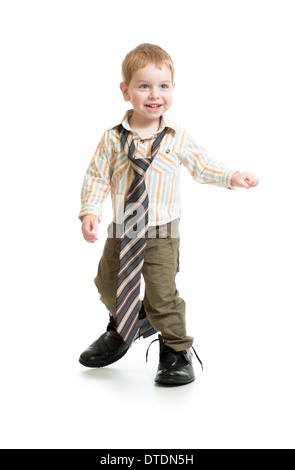 Adorable boy in grande padre le scarpe di isolato su bianco Foto Stock