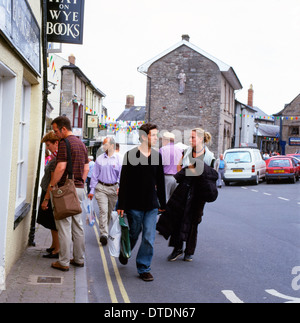 I visitatori di Hay-on-Wye passeggiare tra negozi di libri durante la Hay Festival di letteratura Wales UK KATHY DEWITT Foto Stock