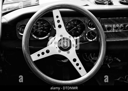 Italiano della cabina a due porte cabriolet Fiat 124 Sport Spider, in bianco e nero Foto Stock