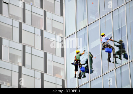 La finestra di pulizia delle rondelle di un ufficio esterno dell'edificio Foto Stock