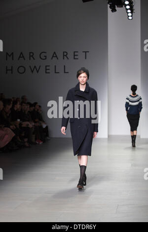 16 febbraio 2014, Londra, Inghilterra, Regno Unito. I modelli a piedi la pista al Margaret Howell visualizza durante la London Fashion Week AW14 presso il cortile BFC Visualizza spazio/Somerset House. Credito: CatwalkFashion/Alamy Live News Foto Stock