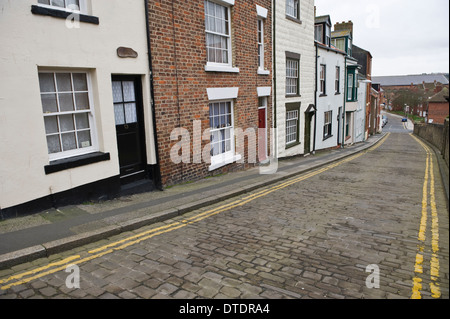 Strada di ciottoli con case in Scarborough North Yorkshire England Regno Unito Foto Stock