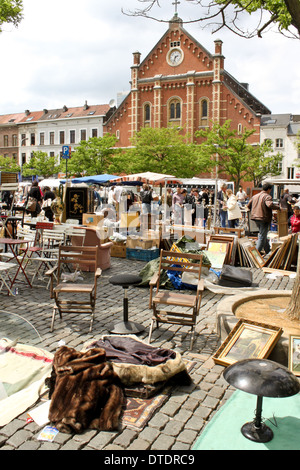 Bruxelles, Belgio - 22 Maggio: Mercato delle pulci a Place du jeu de Balle il 22 maggio 2011 a Bruxelles. Foto Stock