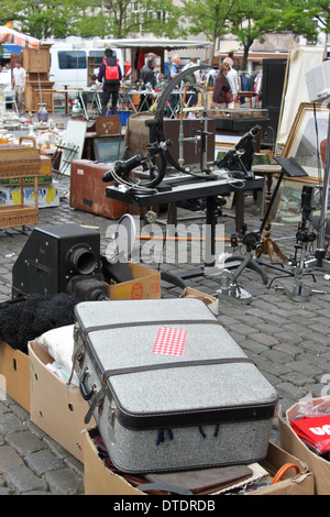 Bruxelles, Belgio - 22 Maggio: Mercato delle pulci a Place du jeu de Balle il 22 maggio 2011 a Bruxelles, in Belgio. Foto Stock