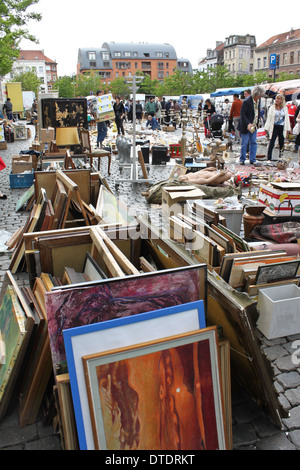 Bruxelles, Belgio - 22 Maggio: Mercato delle pulci a Place du jeu de Balle il 22 maggio 2011 a Bruxelles. Foto Stock